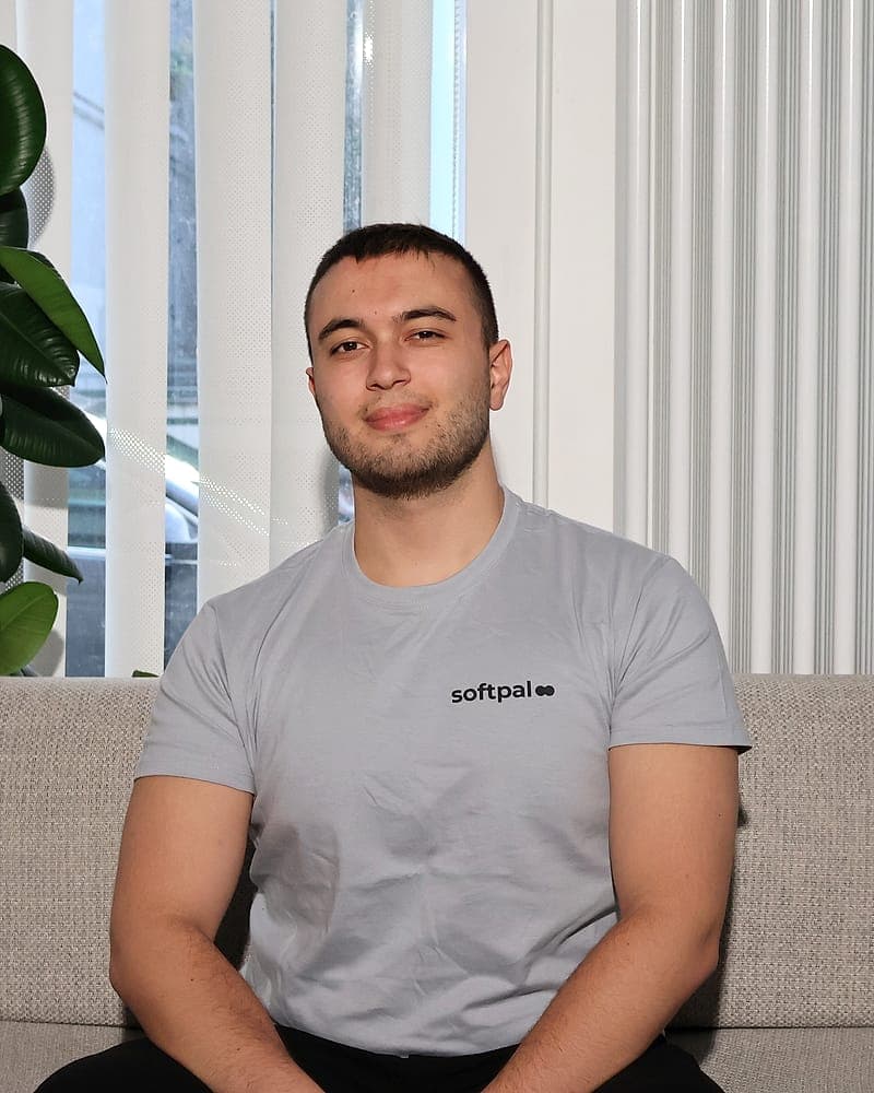 Bashir Sabha, Chief Business Officer von softpal, sitzend vor einer hellen Fensterfront