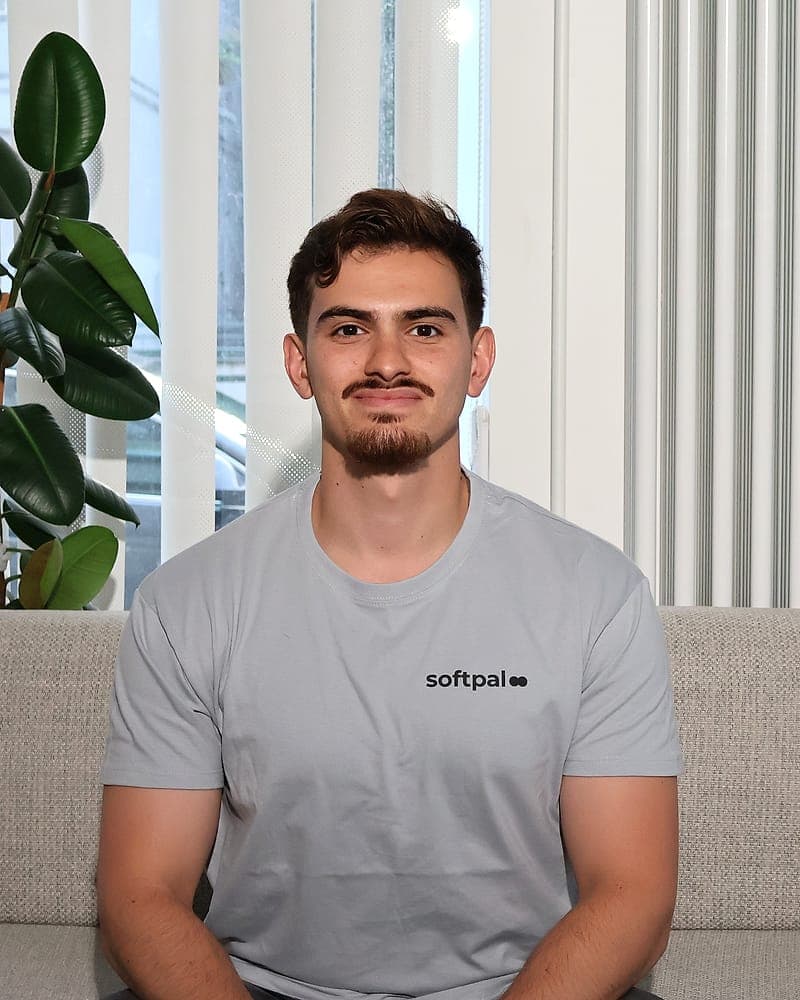 Kaan Timucin Dönmez, Geschäftsführer von softpal, sitzend vor einer hellen Fensterfront