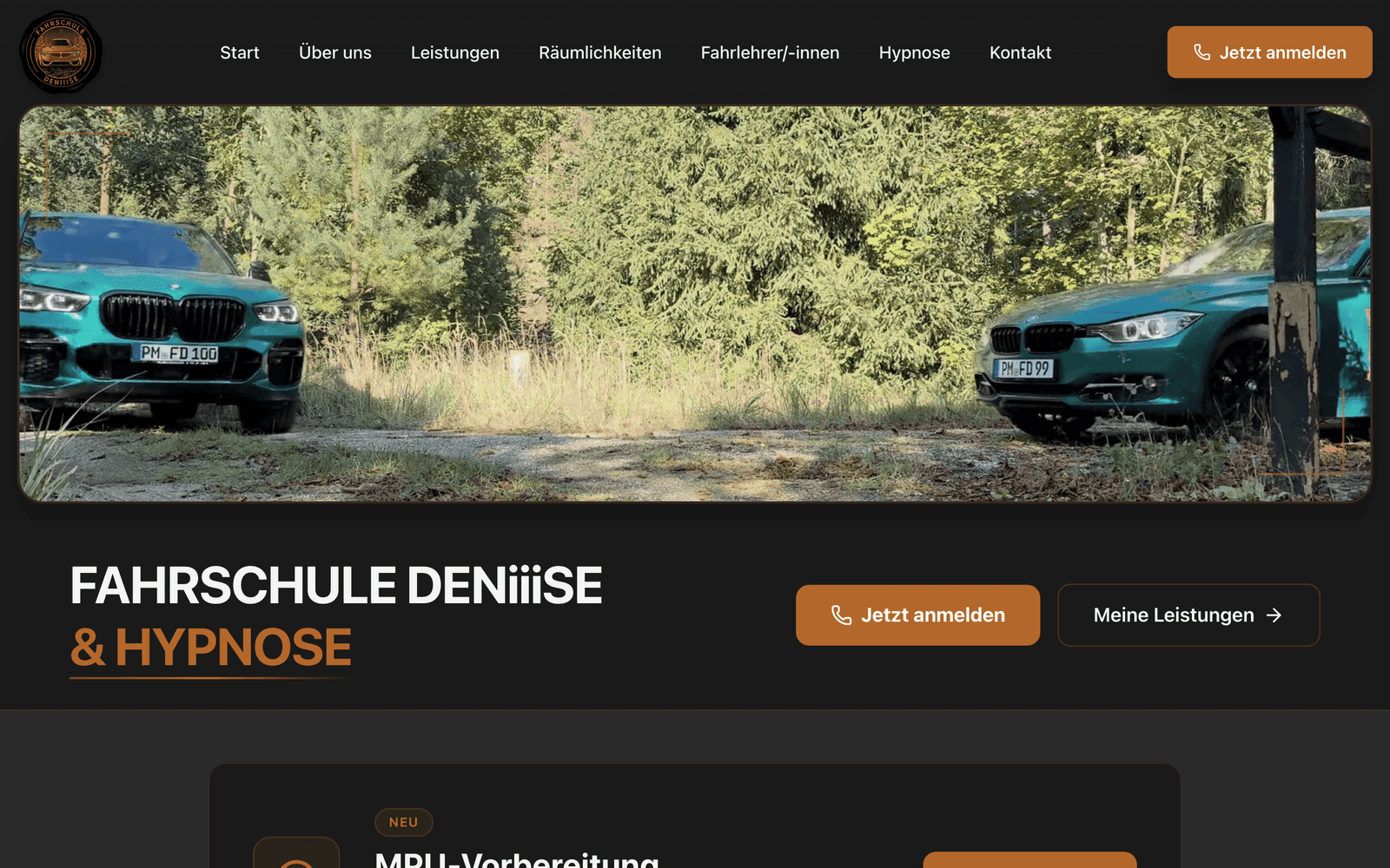 Ausschnitt der Startansicht von fahrschule-deniiise.de: zwei türkisfarbene Fahrschulwagen am Waldrand, darunter die Wortmarke „Fahrschule DENiiiSE & Hypnose“ und der Knopf „Jetzt anmelden“